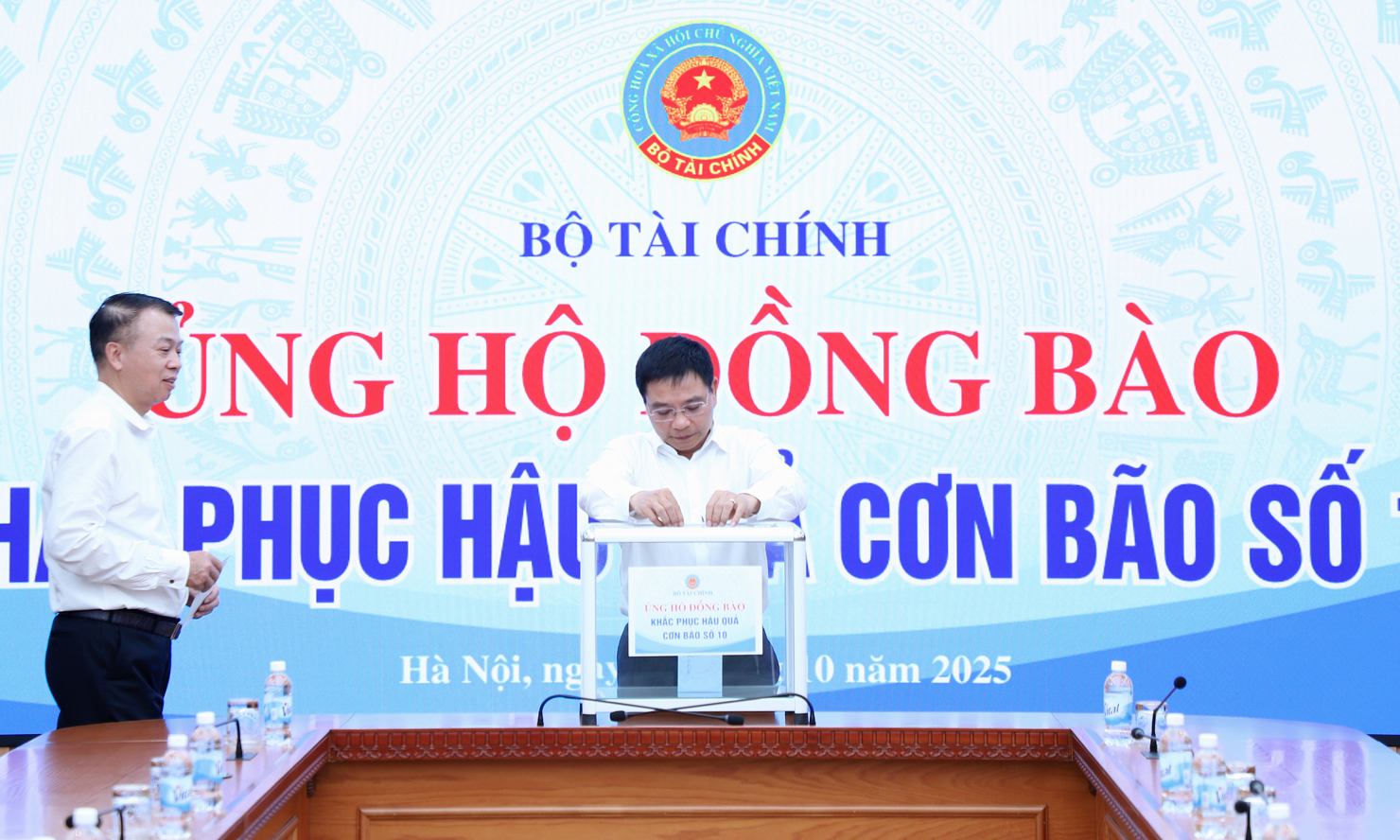Bộ trưởng Bộ T&agrave;i ch&iacute;nh Nguyễn Văn Thắng&nbsp;tham gia quy&ecirc;n g&oacute;p, ủng hộ đồng b&agrave;o bị thiệt hại do cơn b&atilde;o số 10 g&acirc;y ra.