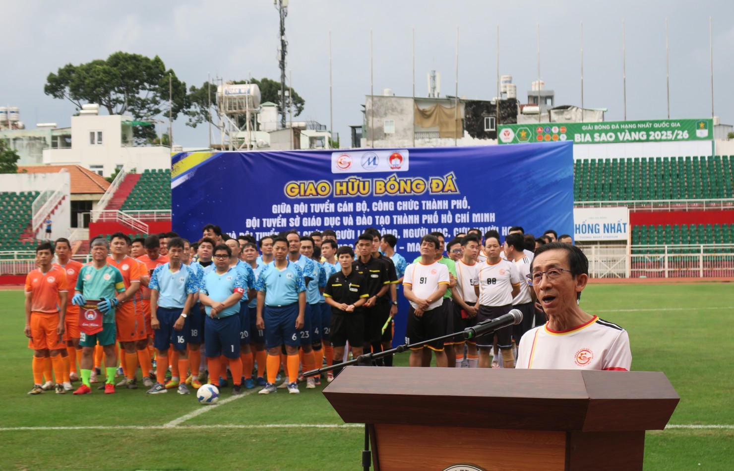 PGS.TS. Trần Ho&agrave;ng Ng&acirc;n - Trợ l&yacute; Ủy vi&ecirc;n Bộ Ch&iacute;nh trị, nguy&ecirc;n Hiệu trưởng Trường Đại học T&agrave;i ch&iacute;nh - Marketing ph&aacute;t biểu trước giải đấu. Ảnh: Đức Mỹ