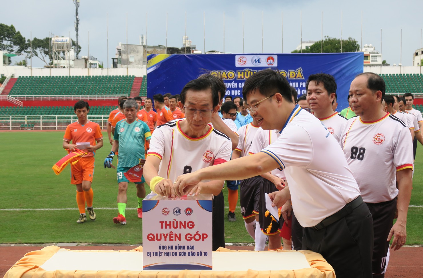 PGS.TS. Trần Ho&agrave;ng Ng&acirc;n, PGS.TS. Phạm Tiến Đạt, c&ugrave;ng c&aacute;c vận động vi&ecirc;n tham gia ủng hộ đồng b&agrave;o miền Trung bị ảnh hưởng bởi cơn b&atilde;o số 10. Ảnh: Đức Mỹ