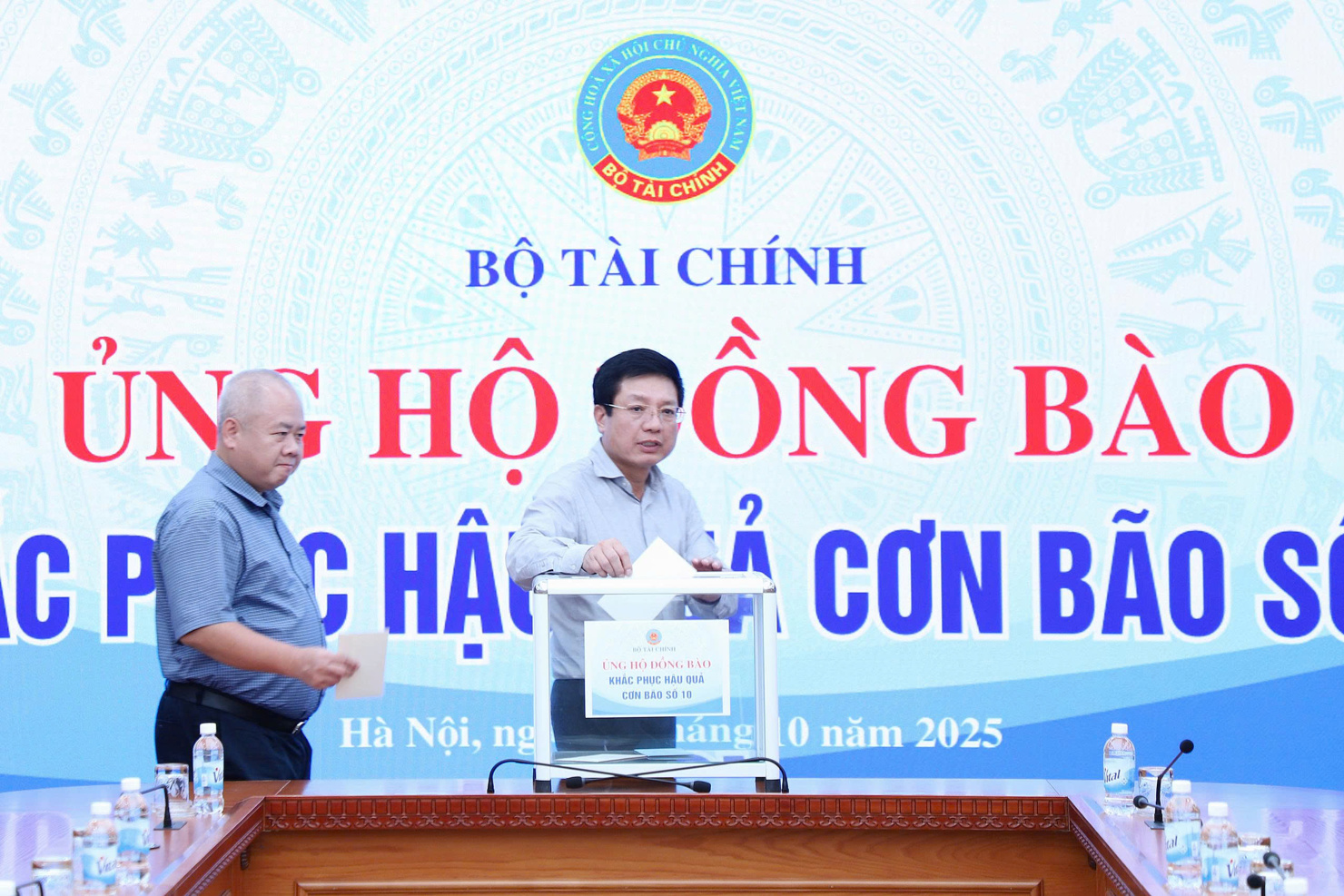 C&aacute;c Thứ trưởng Bộ T&agrave;i ch&iacute;nh tham gia ủng hộ.