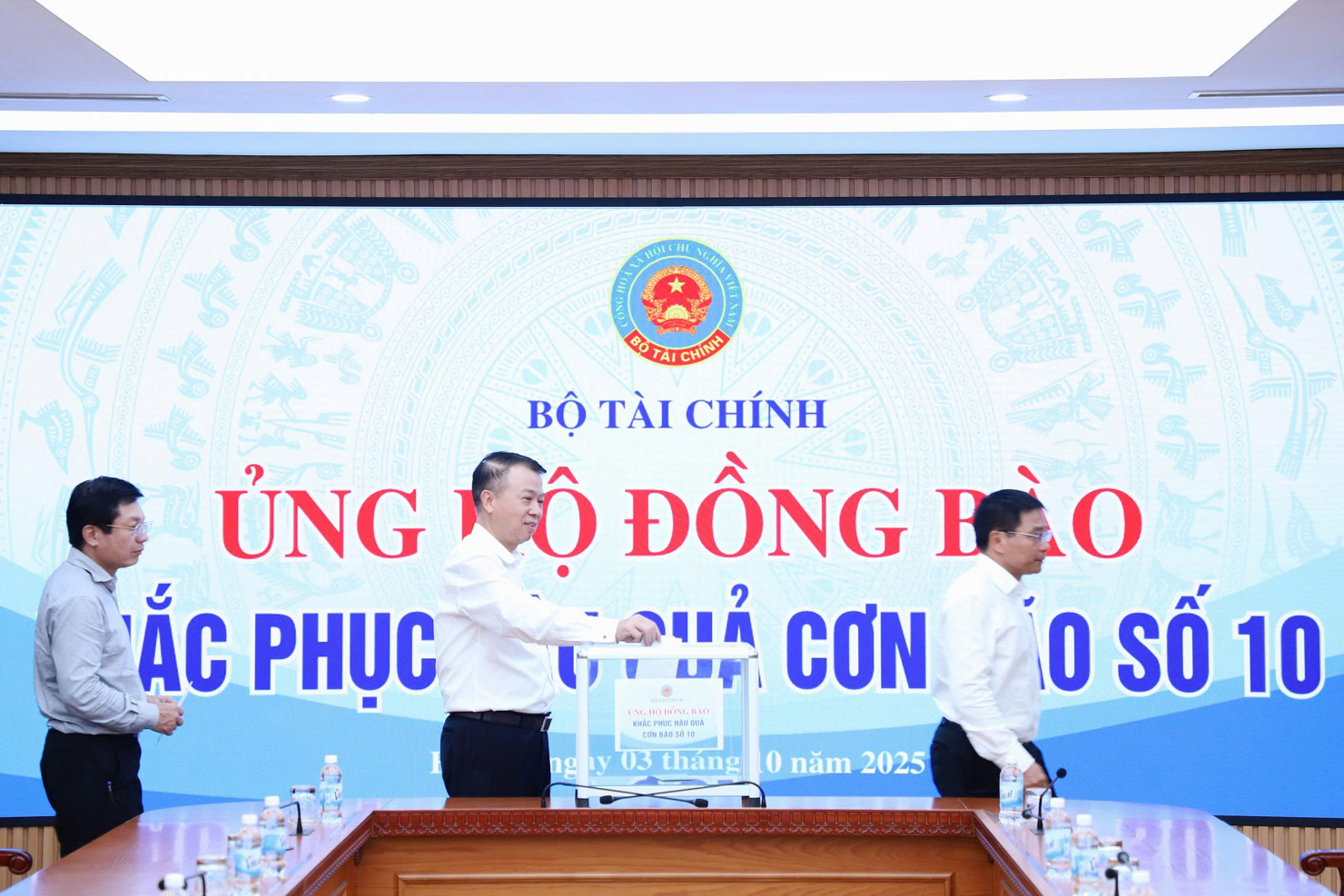 C&aacute;c Thứ trưởng Bộ T&agrave;i ch&iacute;nh tham gia ủng hộ.