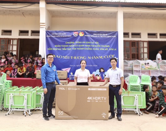 Đo&agrave;n Thanh ni&ecirc;n KBNN trao qu&agrave; cho Ban gi&aacute;m hiệu Trường Mầm non, Trường Tiểu học T&acirc;n Th&agrave;nh Chiềng Xu&acirc;n (tỉnh Sơn La) năm 2024
