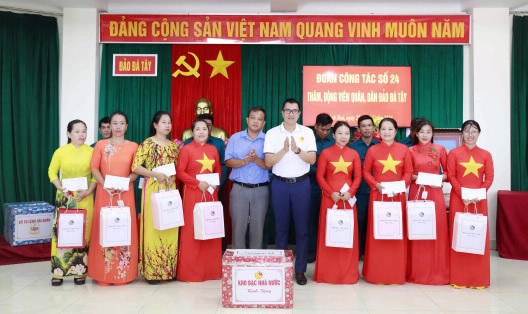 Đo&agrave;n Thanh ni&ecirc;n KBNN tham gia&nbsp;chuyến thăm, l&agrave;m việc v&agrave; tặng qu&agrave; c&aacute;n bộ chiến sỹ, người d&acirc;n huyện đảo Trường Sa năm 2024