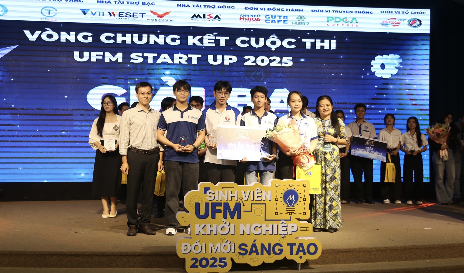 Giải Ba thuộc về Dự &aacute;n &ldquo;Giải ph&aacute;p t&iacute;ch hợp AI + lot trong chăn nu&ocirc;i chim c&uacute;t&rdquo; của đội QuailCare AI. Ảnh: L&ecirc; Văn