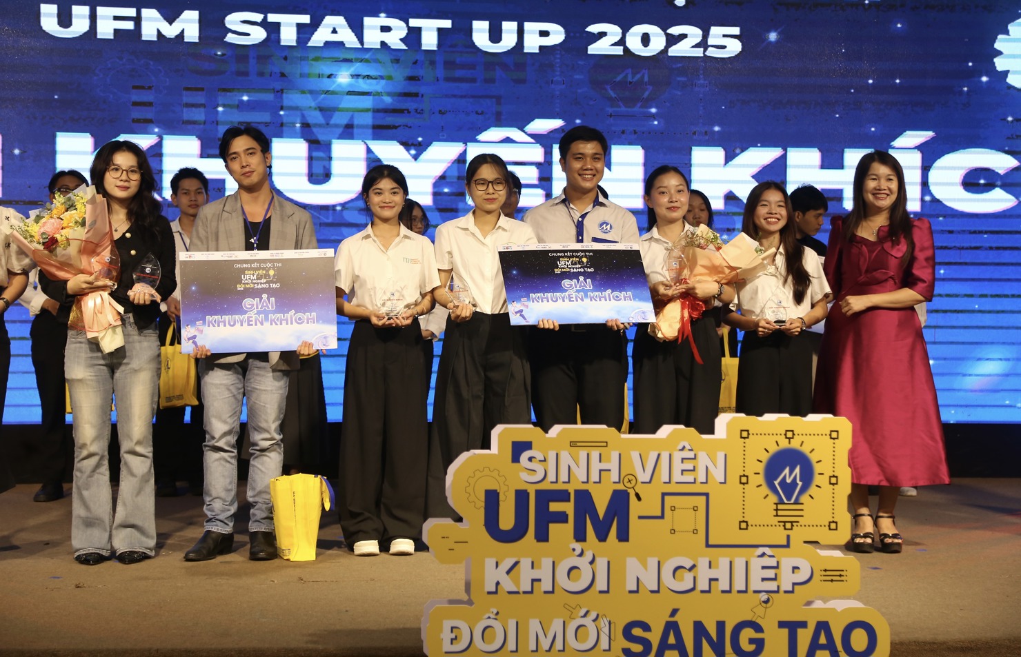 2 giải Khuyến kh&iacute;ch thuộc về Dự &aacute;n &ldquo;Thương mại h&oacute;a m&ocirc; h&igrave;nh dịch vụ phục hồi san h&ocirc;&rdquo; của đội Rebrirth v&agrave; Dự &aacute;n &ldquo;Mini Carbon Creadit Wallet&rdquo; của đội Canex. Ảnh: L&ecirc; Văn