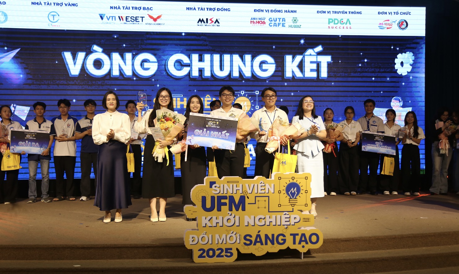 Ban tổ chức trao giải Nhất cho Dự &aacute;n &ldquo;Chậu mềm ph&acirc;n hủy v&agrave; vi&ecirc;n n&eacute;n dinh dưỡng&rdquo; của đội Bio Pot. Ảnh: L&ecirc; Văn&nbsp;