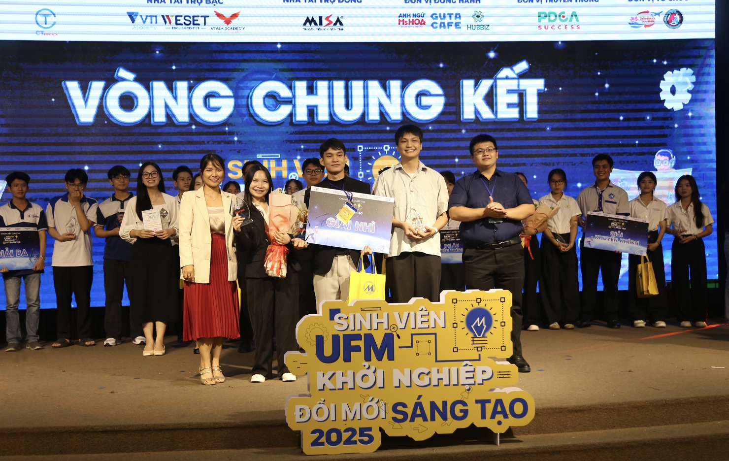 Giải Nh&igrave; thuộc về Dự &aacute;n &ldquo;Chợ điện tử cho thực phẩm ngắn hạn&rdquo; của đội Shoda. Ảnh: L&ecirc; Văn