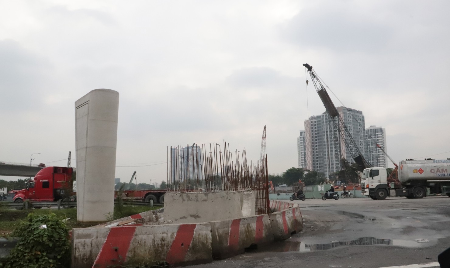 Dự &aacute;n n&uacute;t giao v&ograve;ng xoay An Ph&uacute; c&ograve;n kh&aacute; ngổn ngang. Ảnh: Phạm Thọ