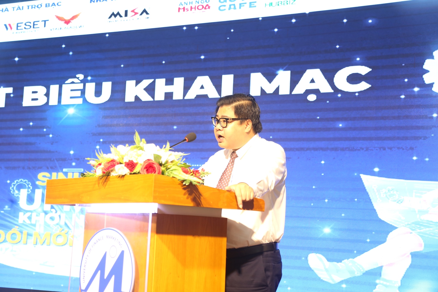 Ph&oacute; hiệu trưởng Trường Đại học T&agrave;i ch&iacute;nh &ndash; Marketing TS. Cao Tấn Huy cam kết nh&agrave; trường sẽ đồng h&agrave;nh c&ugrave;ng c&aacute;c &yacute; tưởng khởi nghiệp. Ảnh: L&ecirc; Văn