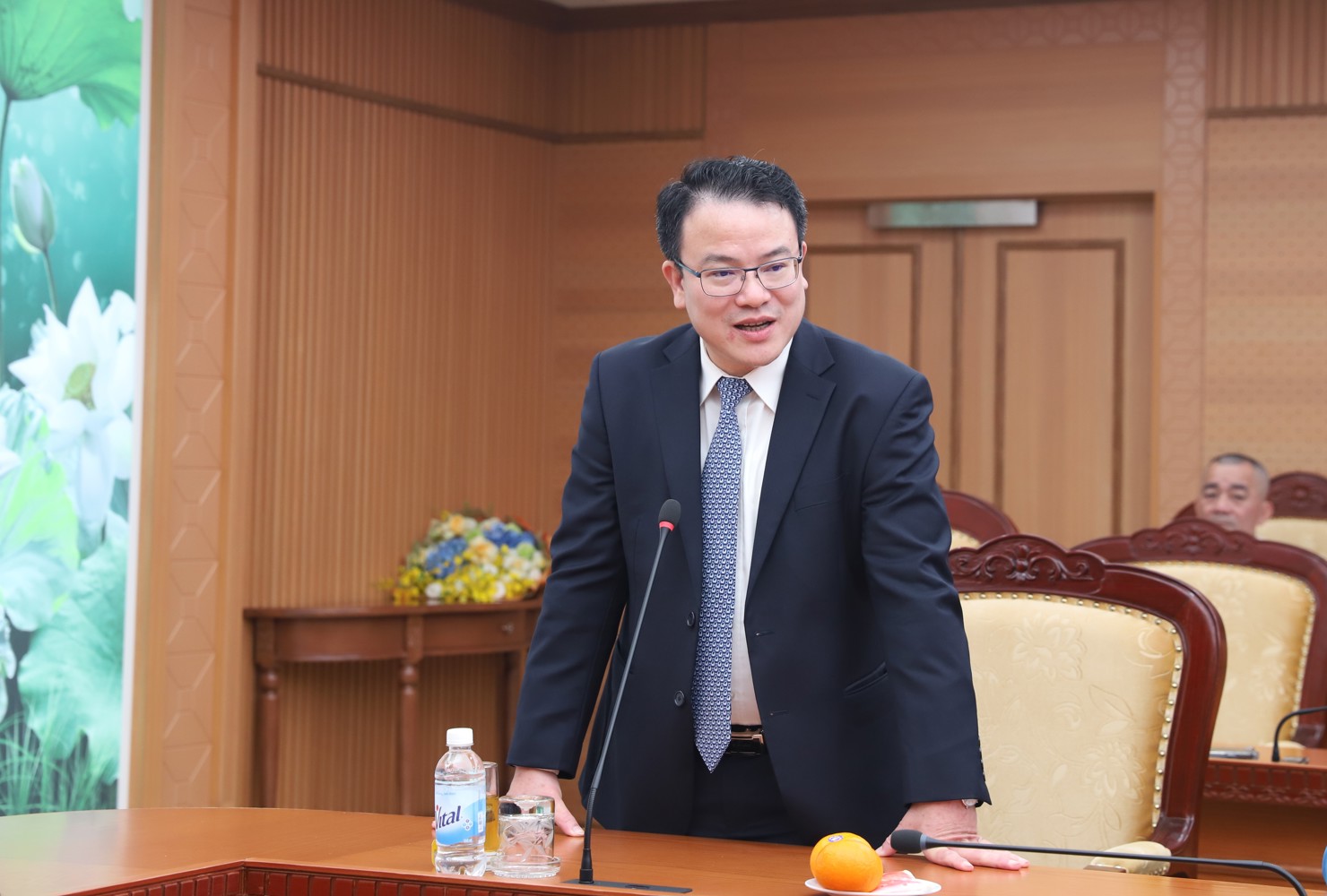 Thứ trưởng Bộ T&agrave;i ch&iacute;nh Trần Quốc Phương ch&uacute;c mừng c&aacute;c đồng ch&iacute; được bổ nhiệm.