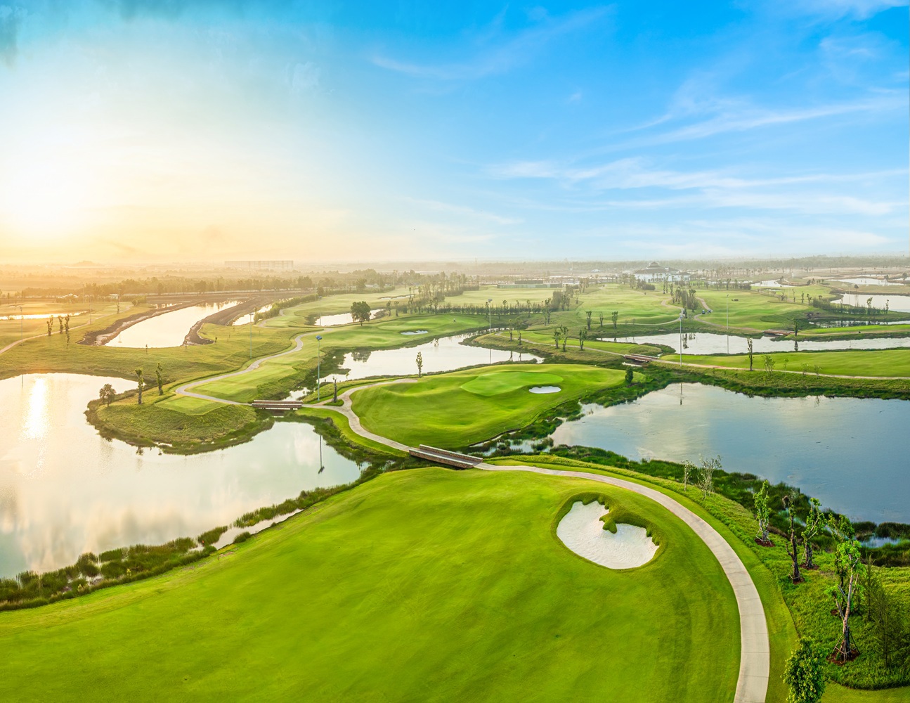 Vinpearl Golf L&eacute;man được thiết kế theo phong c&aacute;ch Riparian Habitat, t&aacute;i hiện cảnh quan s&ocirc;ng nước đặc trưng của v&ugrave;ng Nam Bộ.