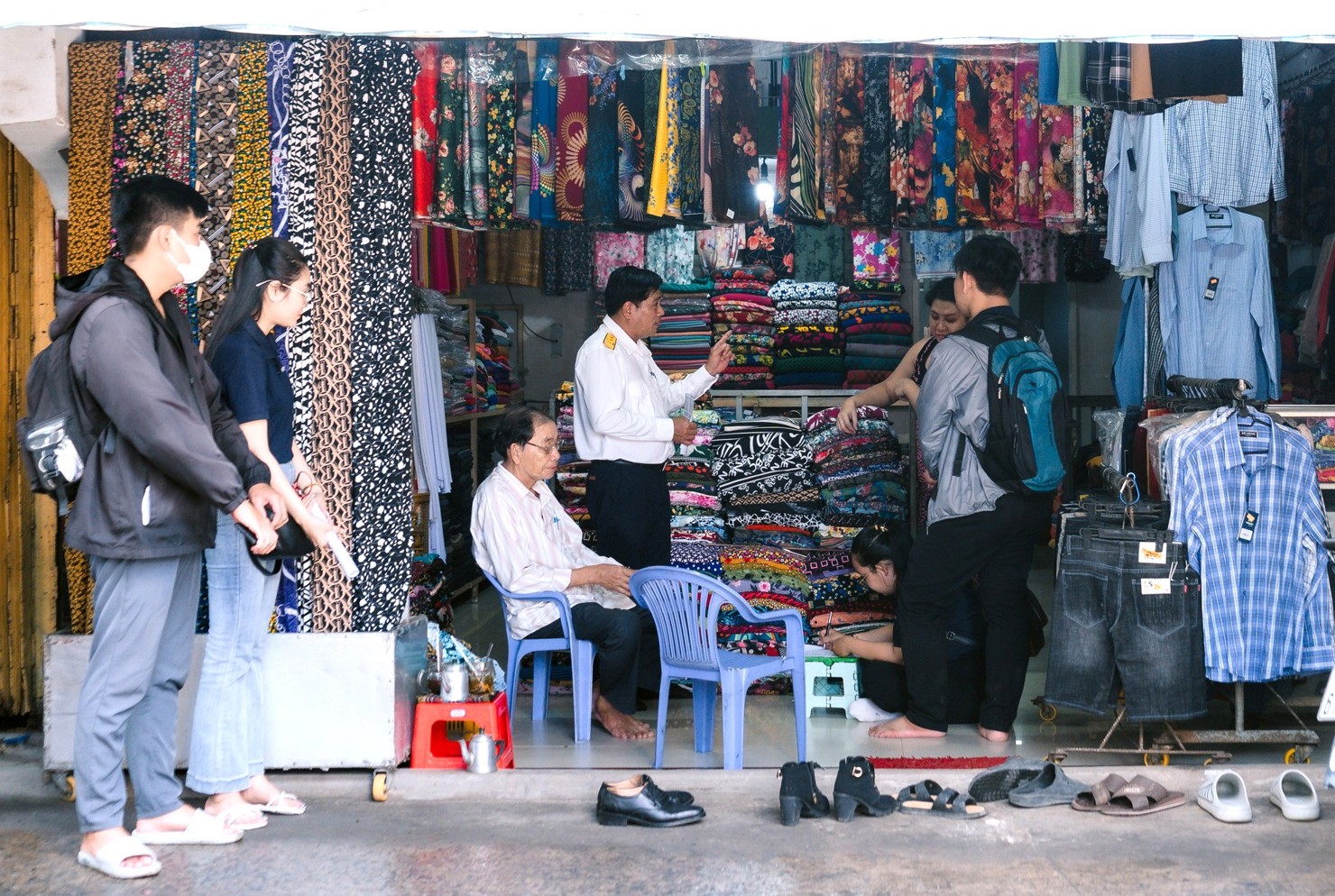 Thời gian qua, Thuế TP. Hồ Ch&iacute; Minh đ&atilde; tăng cường c&ocirc;ng t&aacute;c phối hợp, hỗ trợ&nbsp; hộ kinh doanh trong việc chuyển đổi từ hộ kho&aacute;n s&aacute;ng k&ecirc; khai. Ảnh: TL