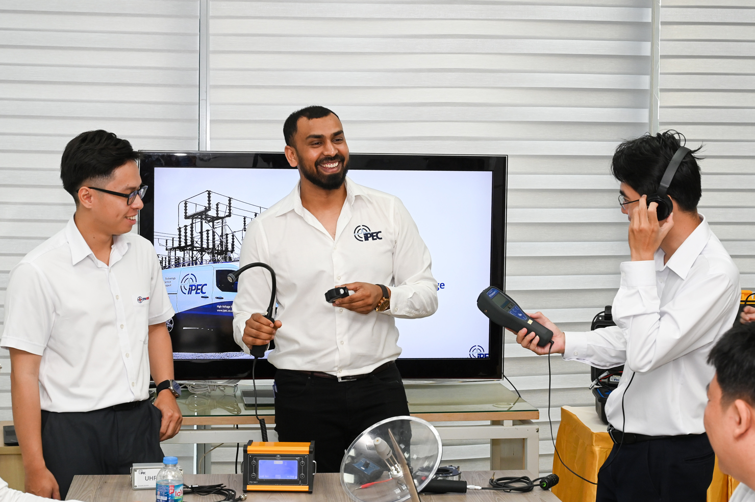 &Ocirc;ng Enam Miah &ndash; Gi&aacute;m đốc Dịch vụ IPEC LTD giới thiệu cho c&aacute;c học vi&ecirc;n c&aacute;c thiết bị đo kiểm ph&oacute;ng điện cục bộ.