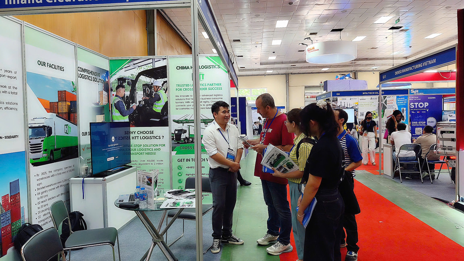 C&aacute;c kh&aacute;ch h&agrave;ng tham quan gian hàng tri&ecirc;̉n lãm của CHIMA HTT tại&nbsp;Triển l&atilde;m VIET CARGO EXPO HANOI 2025