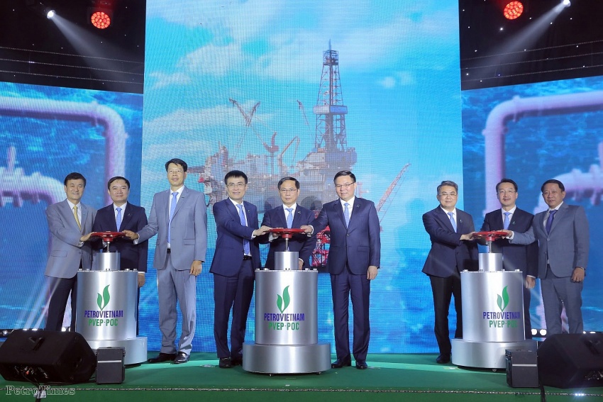 L&atilde;nh đạo Ch&iacute;nh phủ, Petrovietnam, PVEP, PVEP POC thực hiện nghi thức đ&oacute;n d&ograve;ng dầu thương mại đầu ti&ecirc;n từ dự &aacute;n ph&aacute;t triển mỏ Đại H&ugrave;ng pha 3.