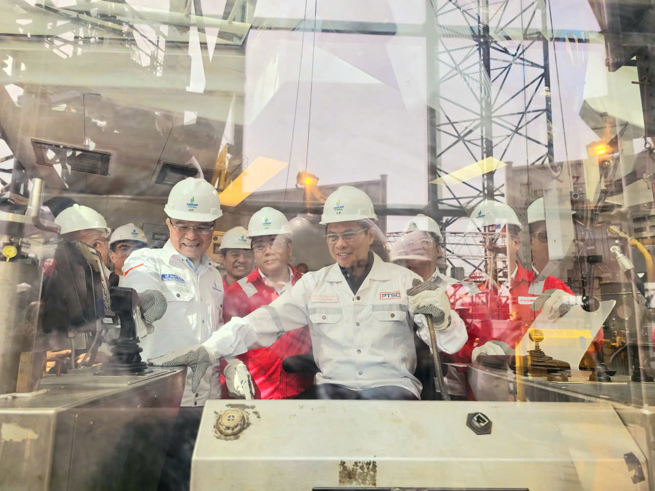 Ph&oacute; Thủ tướng Ch&iacute;nh phủ B&ugrave;i Thanh Sơn nghe Chủ tịch HĐTV Petrovietnam L&ecirc; Mạnh H&ugrave;ng giới thiệu về hoạt động của gi&agrave;n khoan PV DRILLING VIII.