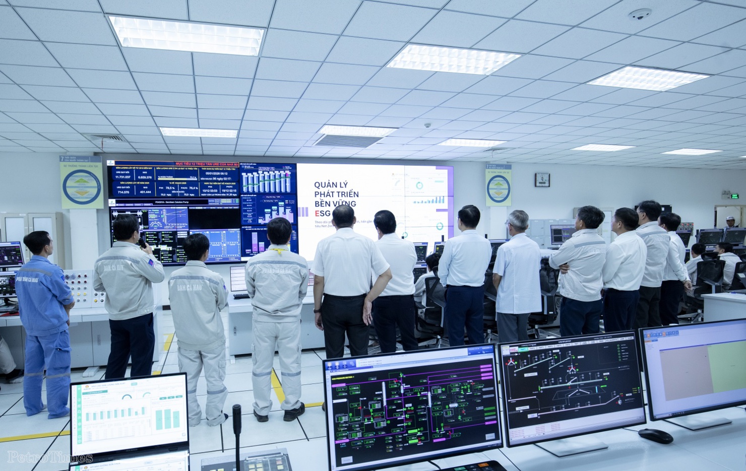 L&atilde;nh đạo Petrovietnam nghe giới thiệu về quy tr&igrave;nh vận h&agrave;nh nh&agrave; m&aacute;y th&ocirc;ng minh - Nh&agrave; m&aacute;y Đạm C&agrave; Mau.