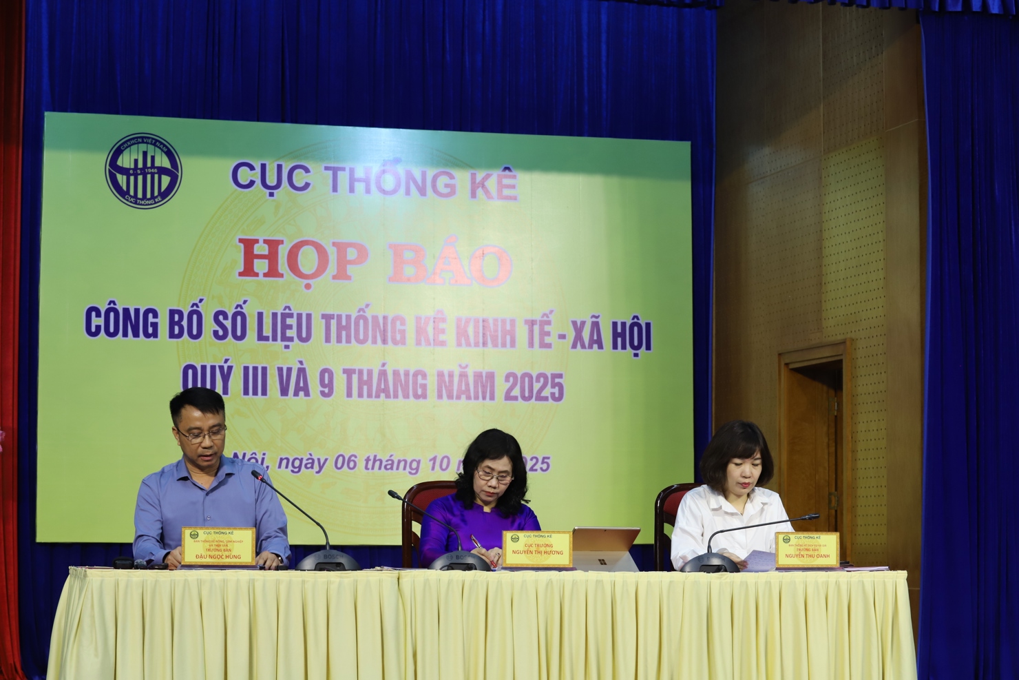 B&agrave; Nguyễn Thị Hương - Cục trưởng Cục Thống k&ecirc; c&ugrave;ng l&atilde;nh đạo c&aacute;c đơn vị trực thuộc đ&atilde; trả lời c&aacute;c c&acirc;u hỏi của ph&oacute;ng vi&ecirc;n tại buổi Họp b&aacute;o.&nbsp;