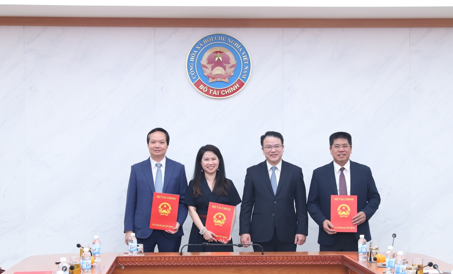 Thứ trưởng Bộ T&agrave;i ch&iacute;nh Trần Quốc Phương trao quyết định tiếp nhận, bổ nhiệm 3 l&atilde;nh đạo Cục, Vụ.