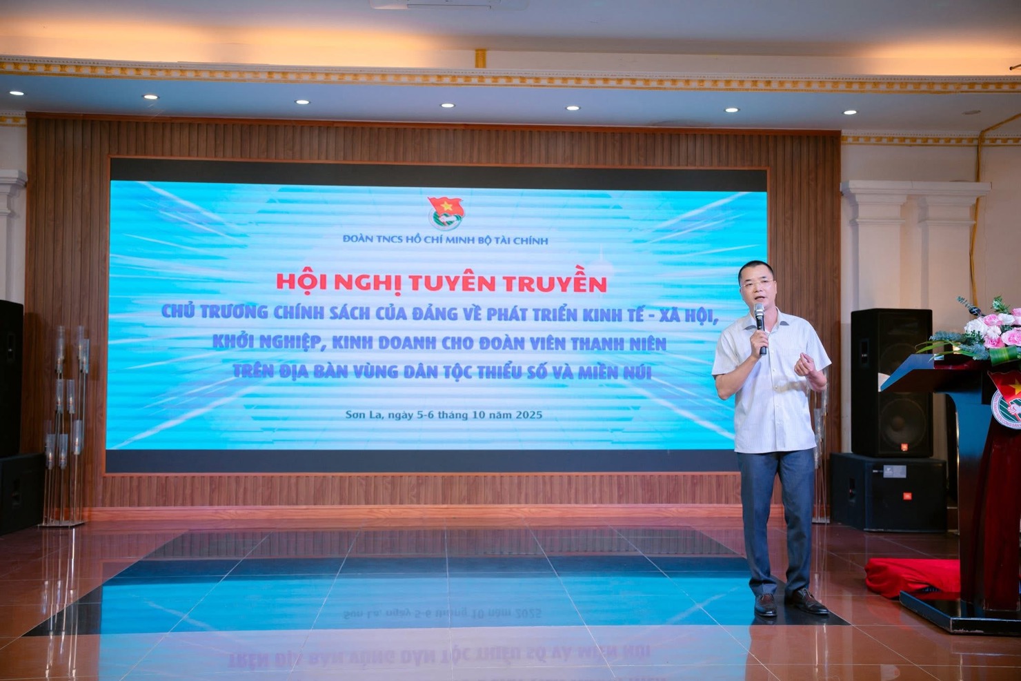Hội nghị nhằm n&acirc;ng cao kiến thức về ph&aacute;t triển kinh tế v&agrave; giảm ngh&egrave;o bền vững cho đo&agrave;n vi&ecirc;n, thanh ni&ecirc;n.