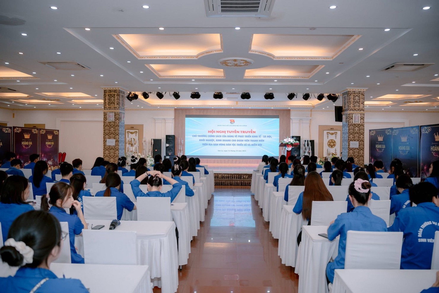 Đ&ocirc;ng đảo c&aacute;c đo&agrave;n vi&ecirc;n, thanh ni&ecirc;n tham dự chương tr&igrave;nh.