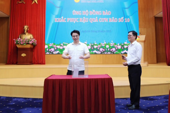 Gi&aacute;m đốc KBNN Trần Qu&acirc;n tham gia ủng hộ đồng b&agrave;o bị ảnh hưởng bởi b&atilde;o lũ