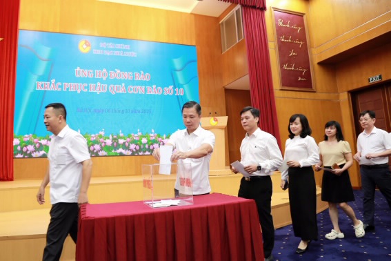 C&aacute;c c&ocirc;ng chức KBNN tham gia ủng hộ.