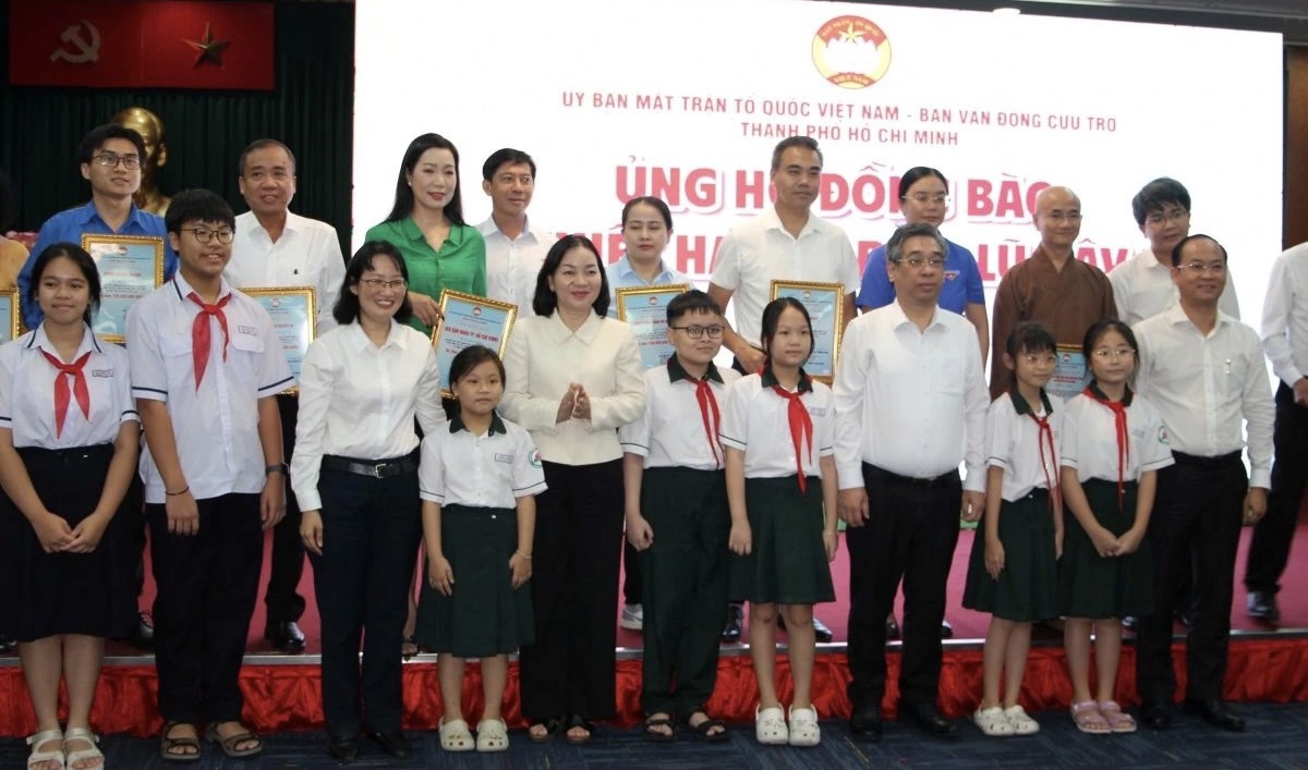 C&aacute;c cơ quan, tổ chức, doanh nghiệp v&agrave; nh&acirc;n d&acirc;n, đặc biệt l&agrave;&nbsp;c&aacute;c&nbsp;em học sinh tr&ecirc;n địa b&agrave;n TP. Hồ Ch&iacute; Minh cũng t&iacute;ch cực hưởng ứng. Ảnh: N.X