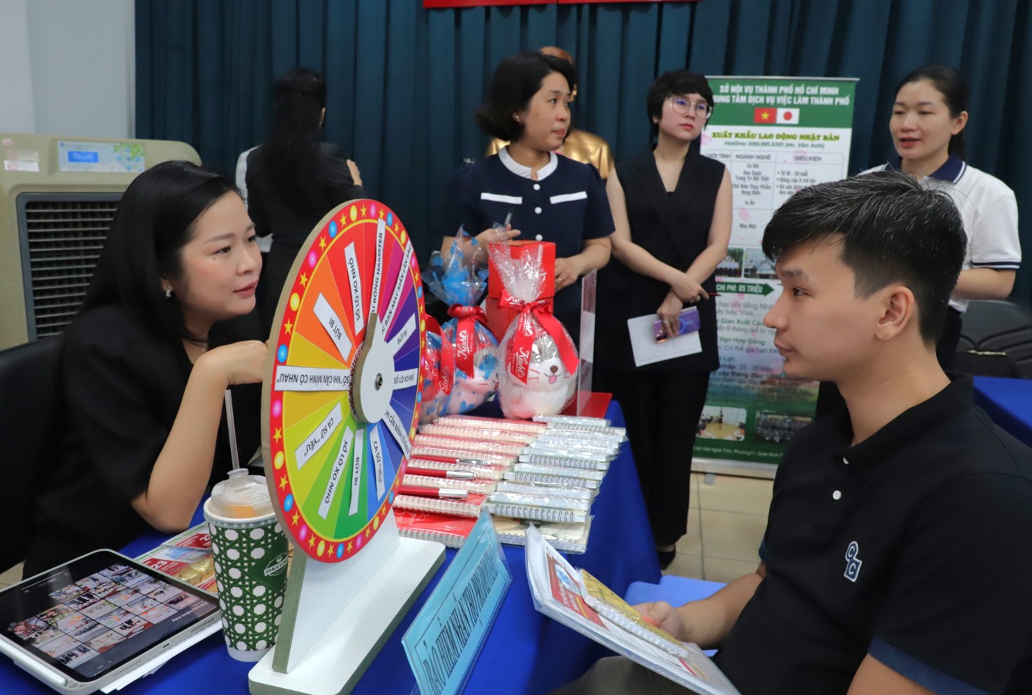 Bộ phận tuyển dụng C&ocirc;ng ty TNHH Bảo hiểm Nh&acirc;n thọ Prudential Việt Nam đang tư vấn việc l&agrave;m cho người lao động. Ảnh: Phạm Thọ