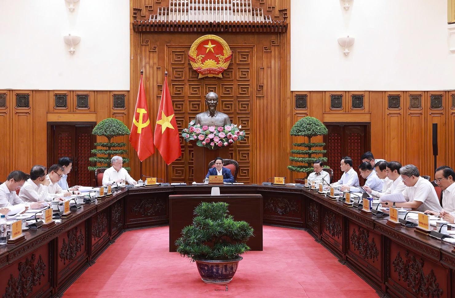 Thủ tướng Ch&iacute;nh phủ Phạm Minh Ch&iacute;nh chủ tr&igrave; cuộc l&agrave;m việc của Thường trực Ch&iacute;nh phủ với c&aacute;c bộ, ng&agrave;nh, địa phương về t&igrave;nh h&igrave;nh th&aacute;o gỡ, kh&oacute; khăn vướng mắc cho c&aacute;c dự &aacute;n tồn đọng, k&eacute;o d&agrave;i. Ảnh: VGP/Nhật Bắc