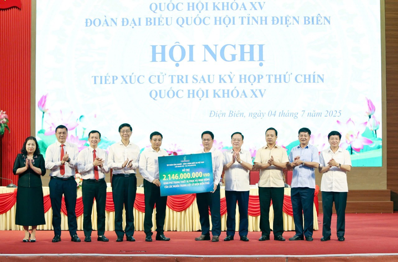 Bộ trưởng Nguyễn Văn Thắng trao tiền hỗ trợ xây Nhà Đại đoàn kết cho người nghèo trên địa bàn tỉnh Điện Biên.