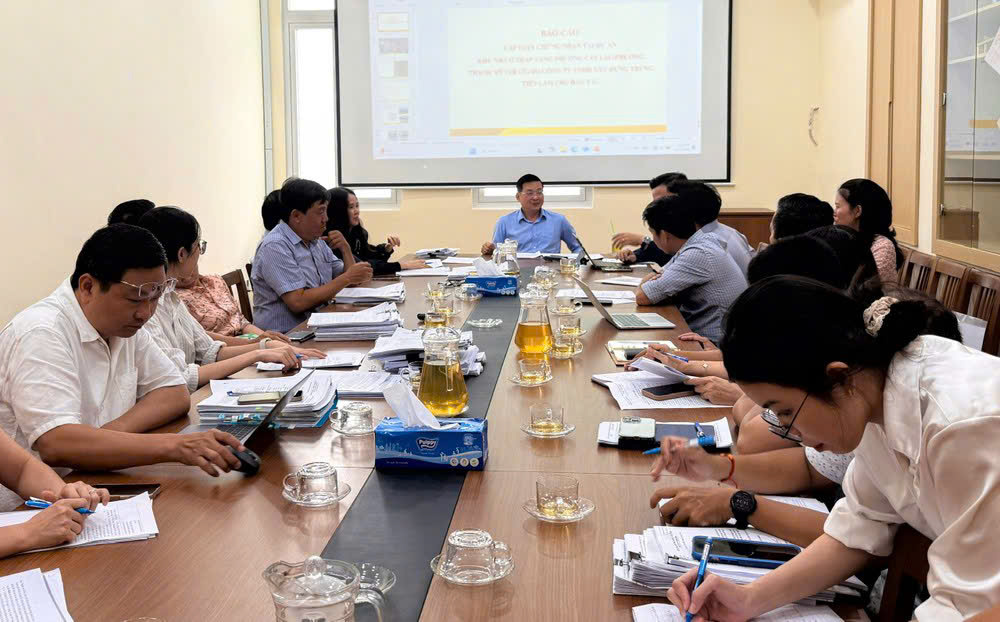 Tổ c&ocirc;ng t&aacute;c th&aacute;o gỡ vướng mắc về cấp sổ hồng của TP. Hồ Ch&iacute; Minh do Gi&aacute;m đốc&nbsp;Sở N&ocirc;ng nghiệp v&agrave; M&ocirc;i trường TP. Hồ Ch&iacute; Minh chủ tr&igrave;. Ảnh: Nguyễn Ch&acirc;u&nbsp;