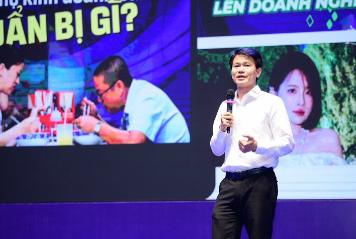 &Ocirc;ng V&otilde; H&ugrave;ng Thuật - Gi&aacute;m đốc Trung t&acirc;m Dịch vụ Truyền th&ocirc;ng b&aacute;o&nbsp;Tuổi Trẻ cho biết, đơn vị sẽ phối hợp tổ chức nhiều chương tr&igrave;nh hỗ trợ tiểu thương chuyển đổi số