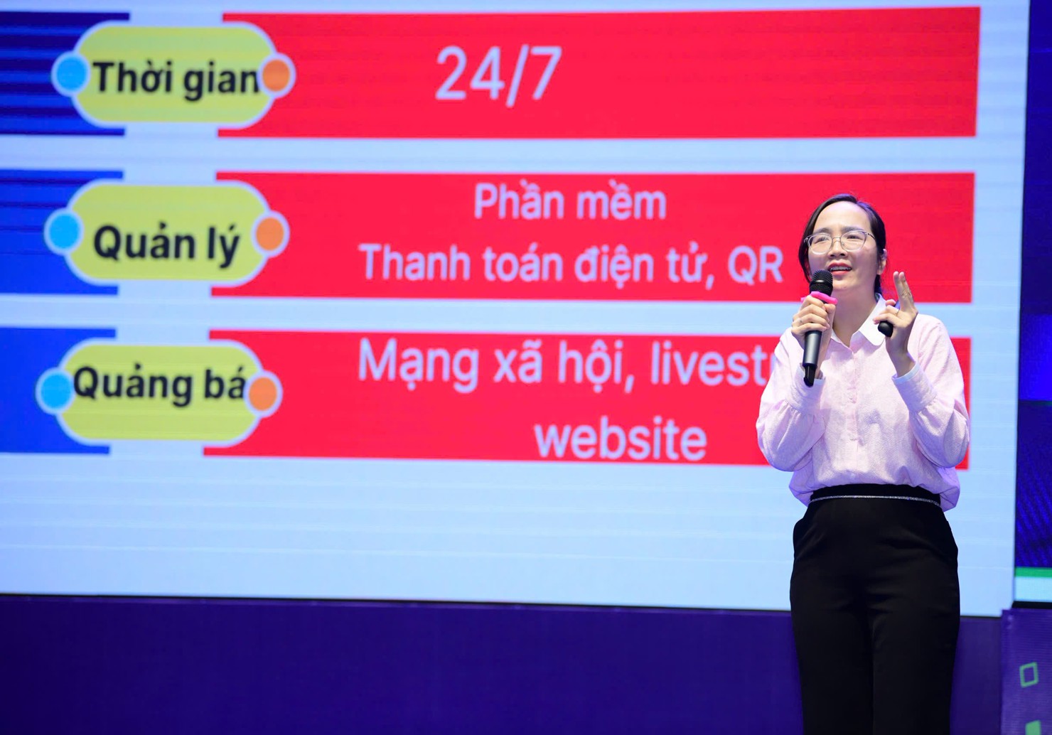 B&agrave; Trần B&iacute;ch Ngọc - Ph&oacute; trưởng Ph&ograve;ng ch&iacute;nh s&aacute;ch, Cục Thương mại điện tử v&agrave; Kinh tế số (Bộ C&ocirc;ng Thương) chia sẻ th&ocirc;ng tin với c&aacute;c tiểu thương