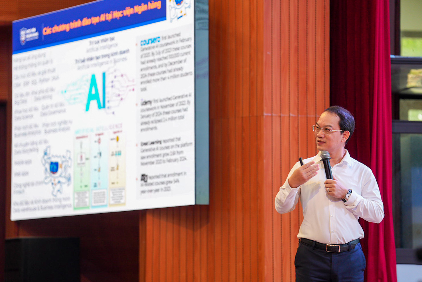 TS. Phan Thanh Đức - Trưởng khoa Công nghệ thông tin và Kinh tế sốcủa Học viện Ngân hàng chia sẻ tại Tọa đàm