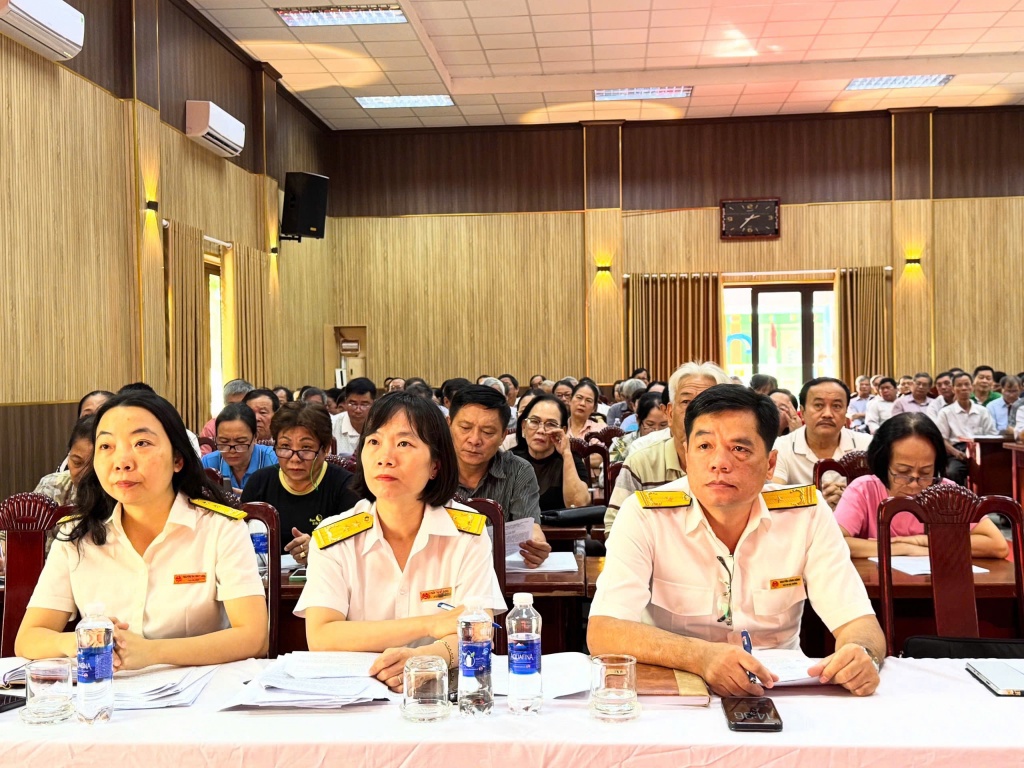 Cán bộ thuế cơ sở 4 thành phố Đà Nẵng tham dự Hội nghị triển khai thu thuế sử dụng đất phi nông nghiệp năm 2025. Ảnh: Như Mơ.