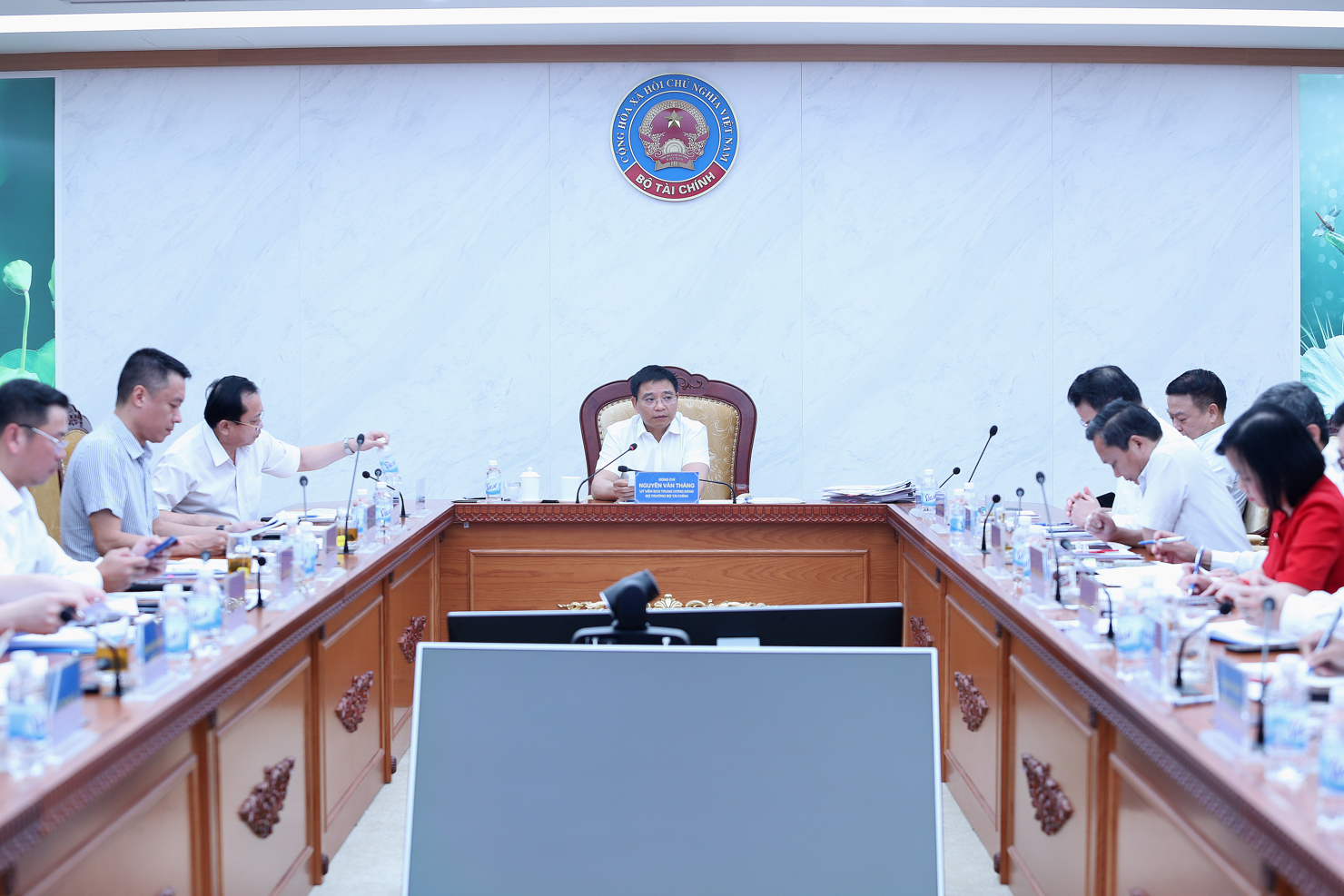Bộ trưởng Bộ T&agrave;i ch&iacute;nh Nguyễn Văn Thắng - Trưởng Ban Chỉ đạo dự v&agrave; chủ tr&igrave; cuộc họp.