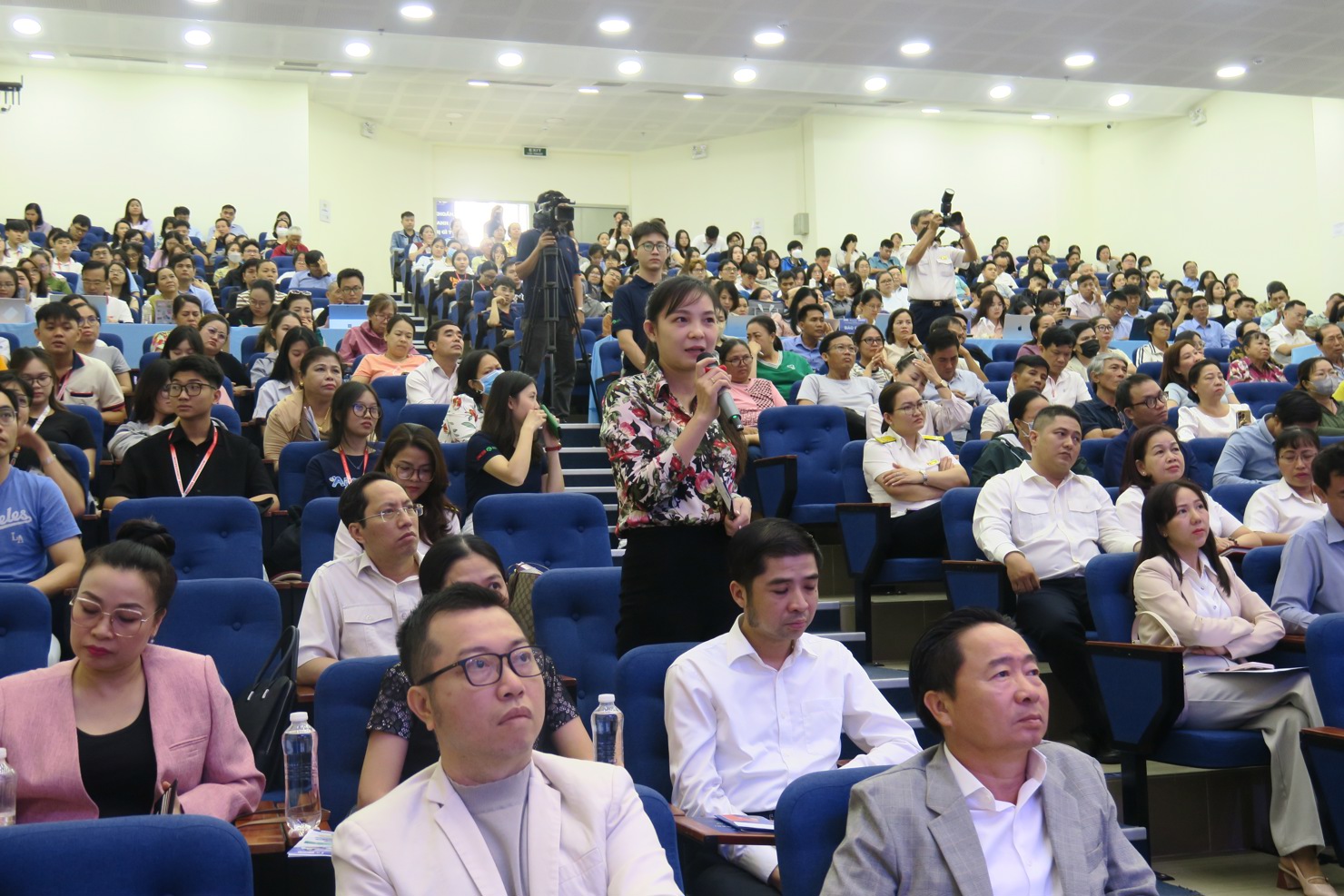 Nhiều hộ kinh doanh lo lắng khi phải sửa lỗi h&oacute;a đơn điện tử (HĐĐT) bị sai t&ecirc;n hoặc sai gi&aacute;. Ảnh: Đức Mỹ