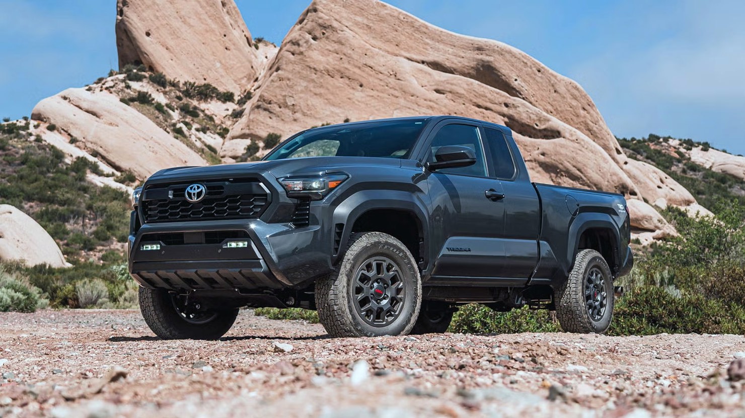 Toyota Tacoma l&agrave; mẫu xe tải hạng trung rất được ưa th&iacute;ch tại Mỹ. Ảnh: Car and Driver. &nbsp;