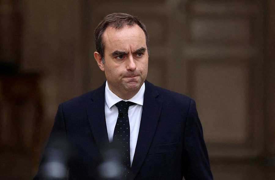 Thủ tướng Ph&aacute;p S&eacute;bastien Lecornu đ&atilde; nộp đơn từ chức v&agrave; được Tổng thống Emmanuel Macron chấp thuận. Ảnh: Yonhap. &nbsp;