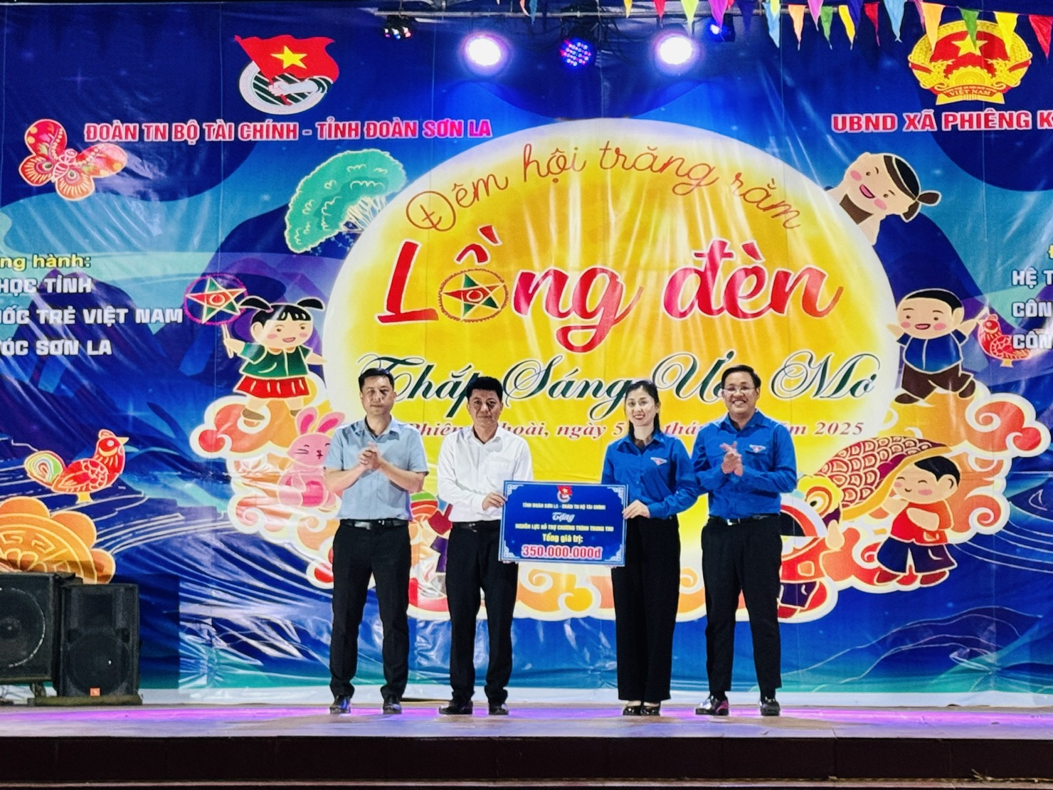Đo&agrave;n Thanh ni&ecirc;n Bộ T&agrave;i ch&iacute;nh trao tặng c&aacute;c phần qu&agrave; tổng gi&aacute; trị 350 triệu đồng&nbsp;cho học sinh v&ugrave;ng cao&nbsp;tỉnh Sơn La tại Chương tr&igrave;nh &ldquo;Đ&ecirc;m hội trăng rằm&rdquo;.