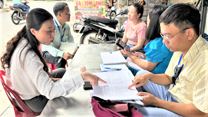 Phó Cục trưởng Cục Thống kê Đỗ Thị Ngọc kiểm tra tiến độ công tác thu thập thông tin lập bảng kê tại TP. Đà Nẵng