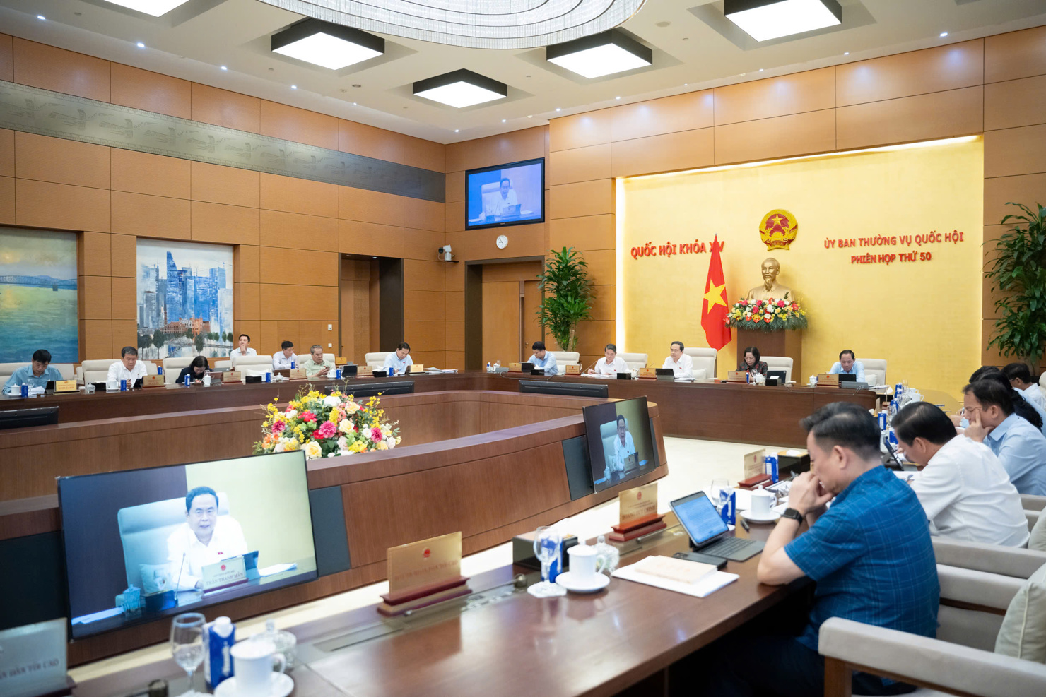 Quang cảnh phiên họp.