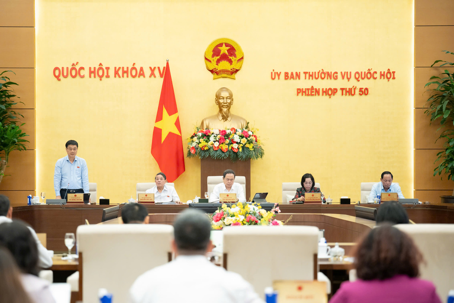 Quang cảnh phiên họp.