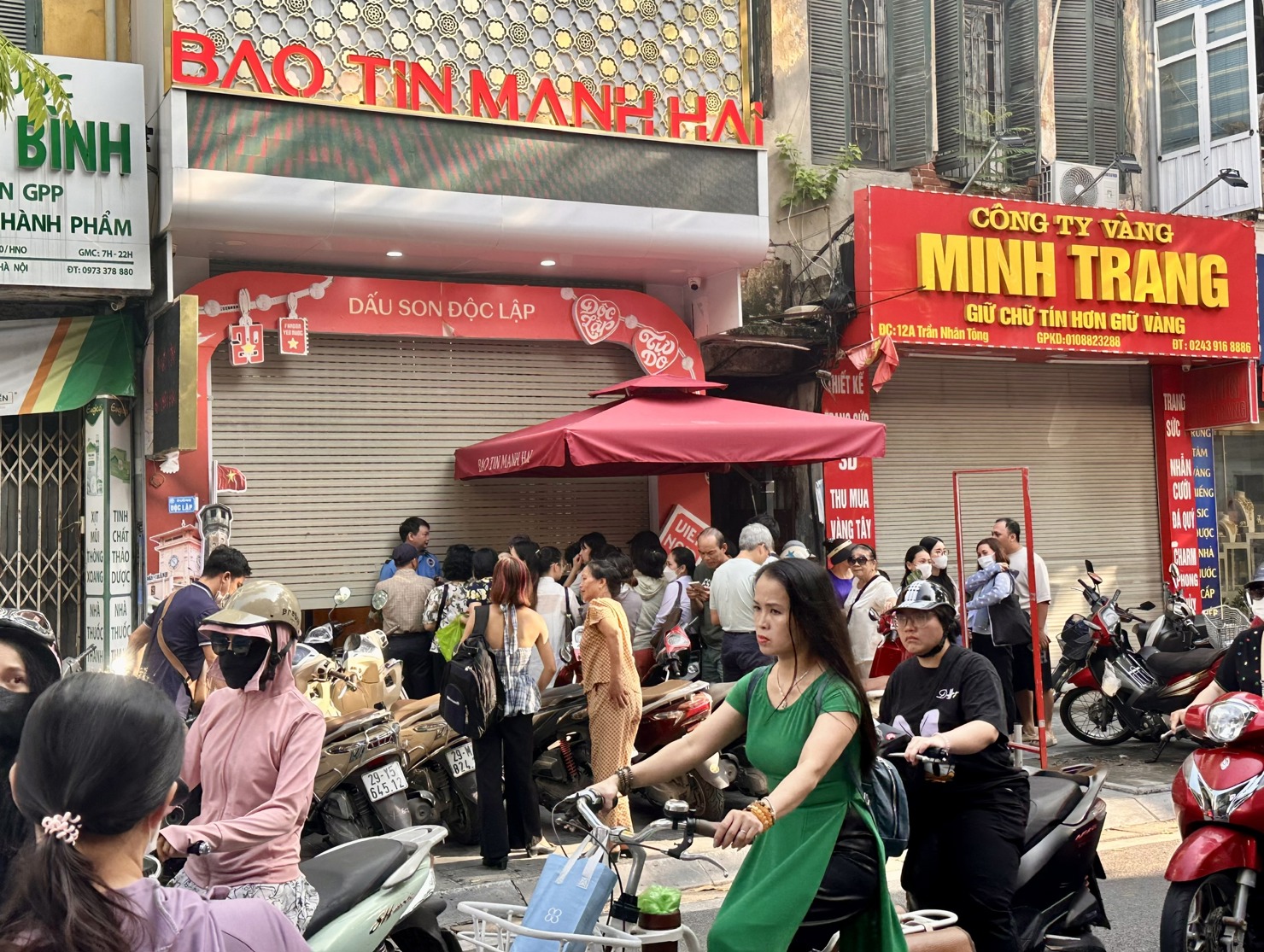 Người dân xếp hàng mua vàng từ sáng sớm ngày 9/10/2025 trên "phố vàng" Trần Nhân Tông, Hà Nội. Ảnh: H.Dịu