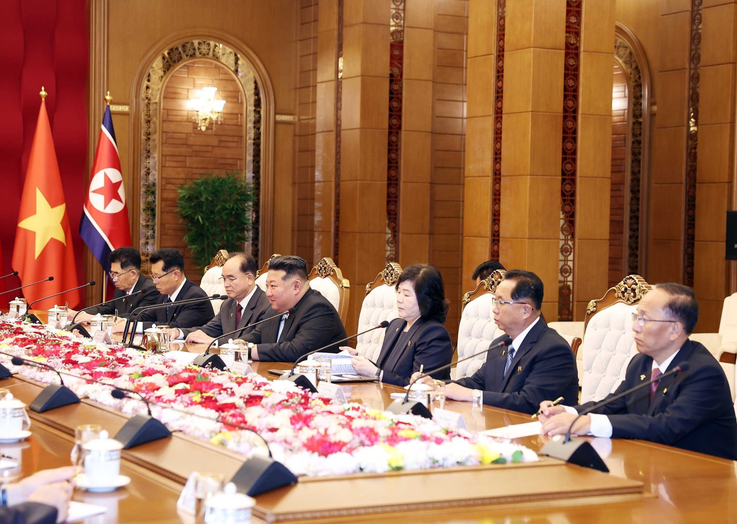 Tổng Bí thư, Chủ tịch Quốc vụ CHDCND Triều Tiên Kim Jong Un và Đoàn cấp cao Triều Tiên tại cuộc hội đàm với Tổng Bí thư Tô Lâm. (Ảnh: THỐNG NHẤT/TTXVN).
