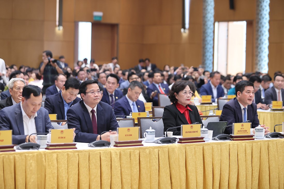 Thứ trưởng Bộ Tài chính Nguyễn Đức Tâm (hàng đầu, thứ hai từ trái sang)và các đại biểu tham dự. Hội nghị. Ảnh: VGP.