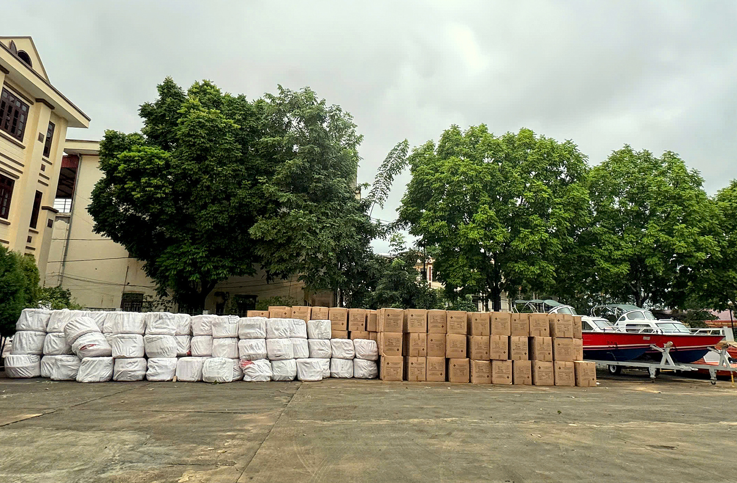 Chi cục DTNN khu vực VI đã hoàn thành xuất cấp 5.000 chiếc phao áo, 5.000 chiếc phao tròn, 300 chiếc bè nhẹ cứu sinh cho tỉnh Lạng Sơn.