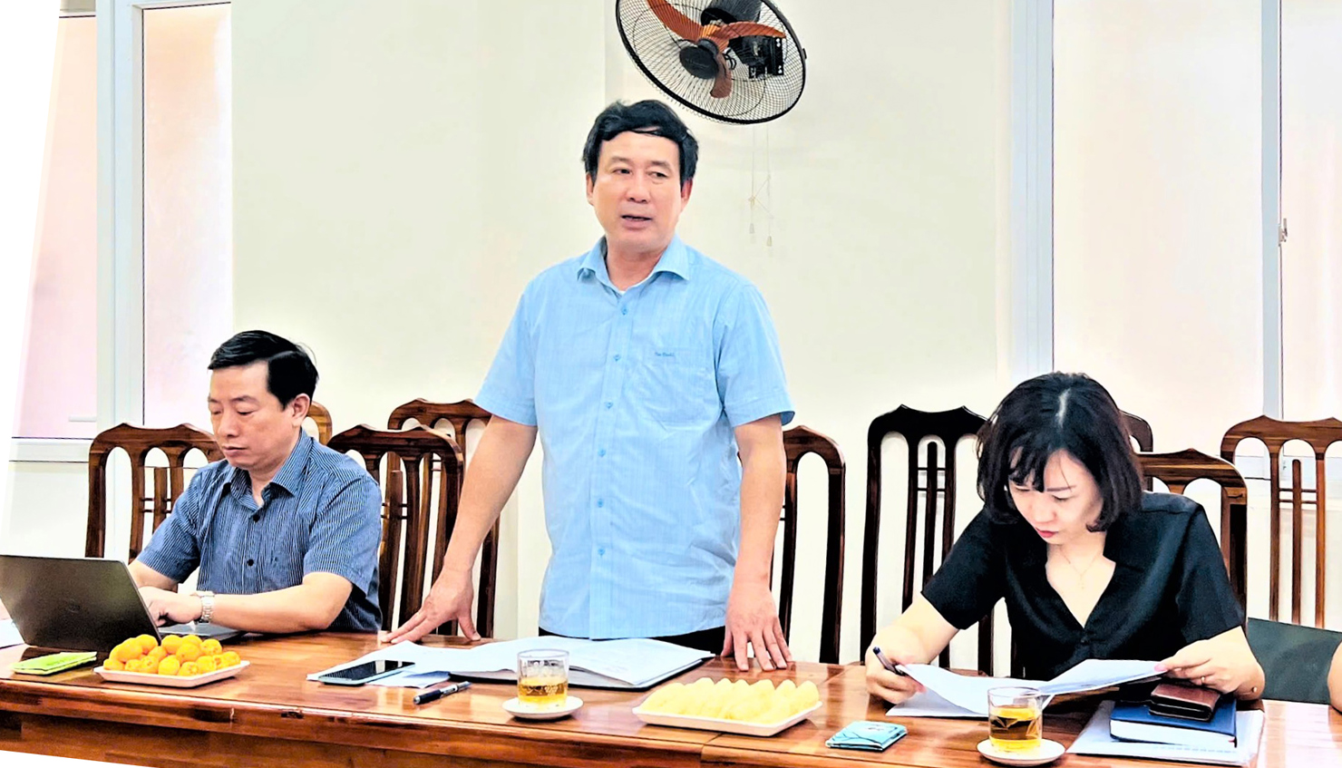 Phó Cục trưởng Cục Thống kê Nguyễn Trung Tiến cùng các thành viên đoàn giám sát Cục Thống kê kiểm tra công tác thu thập thông tin tại Thống kê tỉnh Tuyên Quang