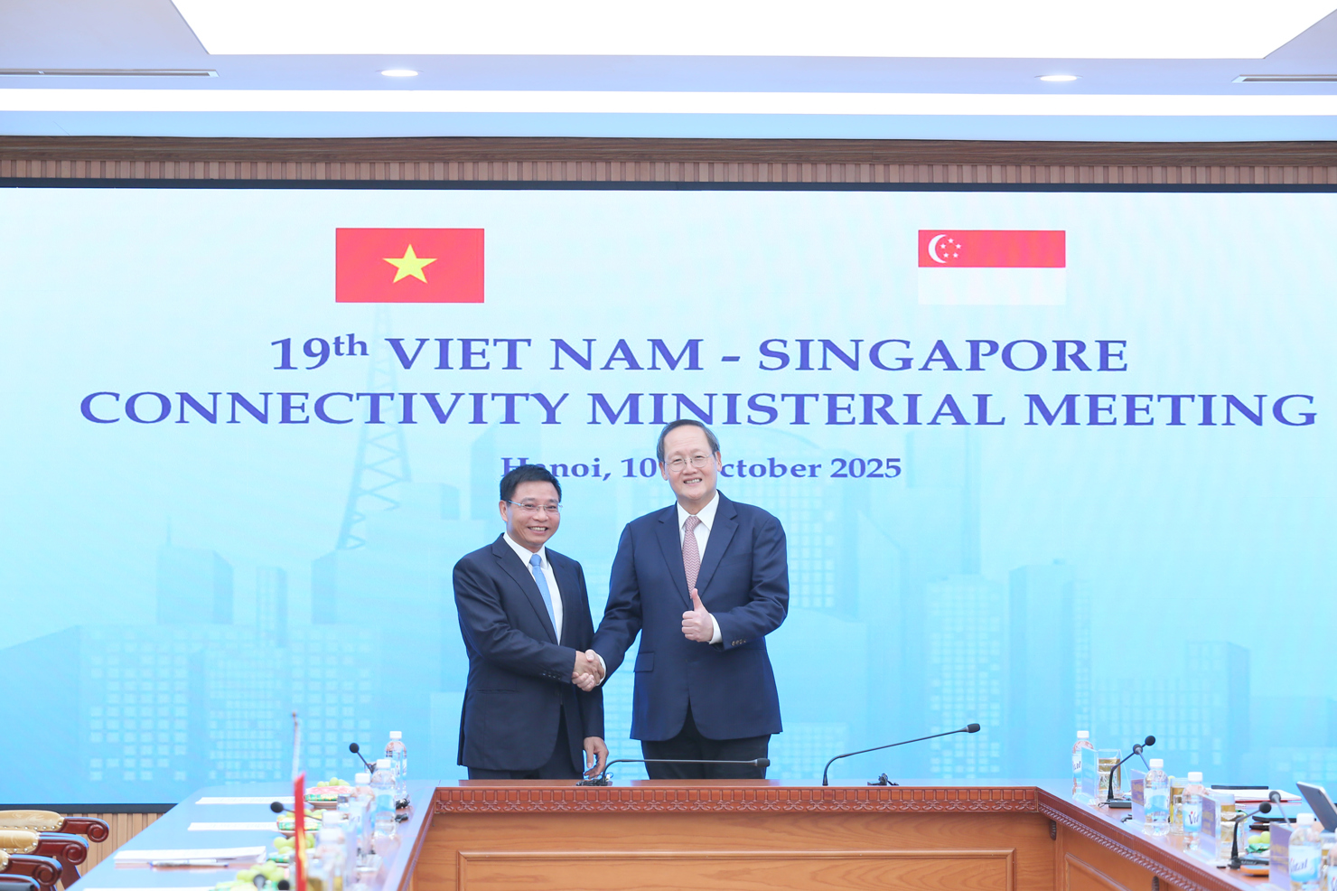 Bộ trưởng T&agrave;i ch&iacute;nh Nguyễn Văn Thắng v&agrave; Bộ trưởng Thứ hai Bộ C&ocirc;ng nghiệp v&agrave; Thương mại ki&ecirc;m Bộ trưởng Nh&acirc;n lực Singapore Tan See Leng bắt tay thể hiện tinh thần đo&agrave;n kết hợp t&aacute;c trước khi bắt đầu Hội nghị.